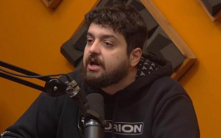 Moraes manda investigar Monark por desobediência e aplica multa de R$ 300 mil