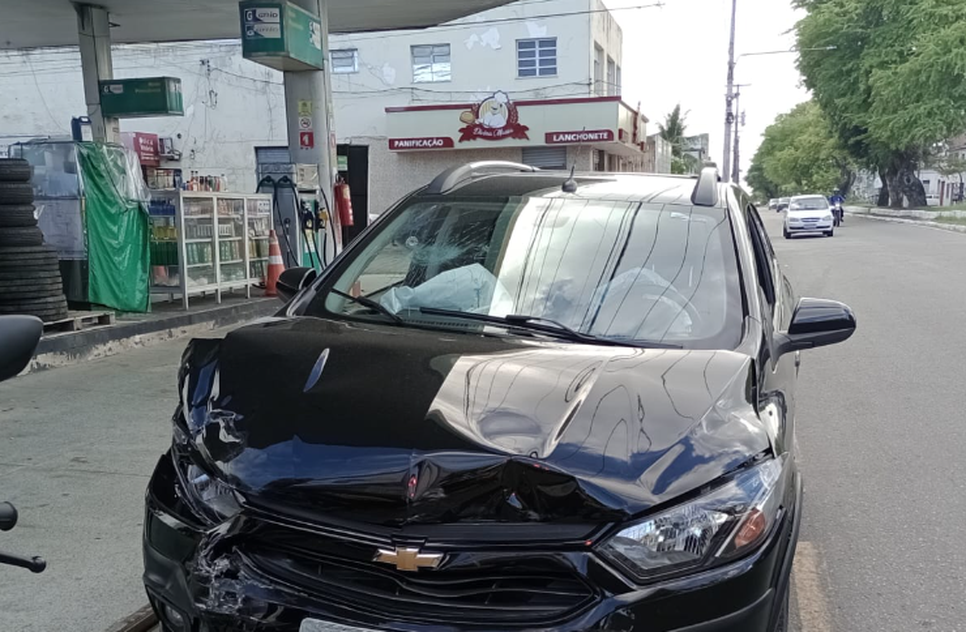 Carro sofre colisão e bate contra bomba de combustível em Aracaju