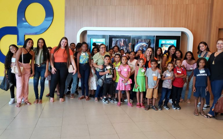 Crianças e adolescentes de unidades de acolhimento têm dia de lazer no cinema
