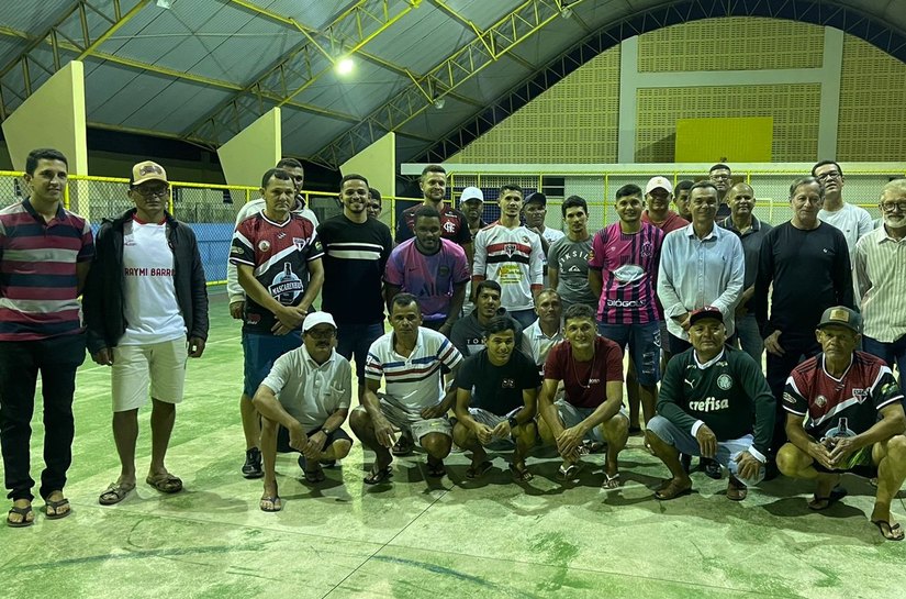 Prefeito de Anadia se reúne com atletas e anuncia melhorias no Campo do Tabuleiro
