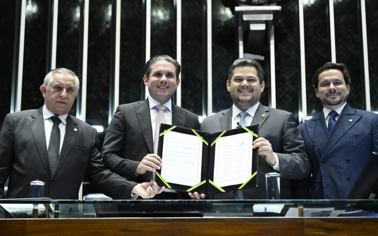 Congresso promulga emenda que permite acúmulo de cargo de professor com outro no setor público