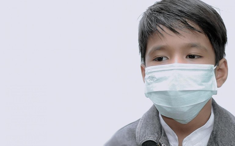 Com a alta de vírus respiratórios, quando usar máscaras em crianças?