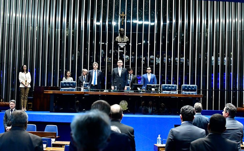 Pacheco presta homenagem a vítimas de acidente áereo e a Delfim Netto