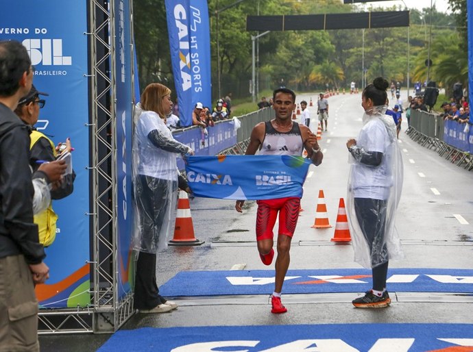 Fábio, o 'Guerreiro do Sertão', conquista o bi no Circuito Caixa São Paulo, com direito a melhor tempo do ano