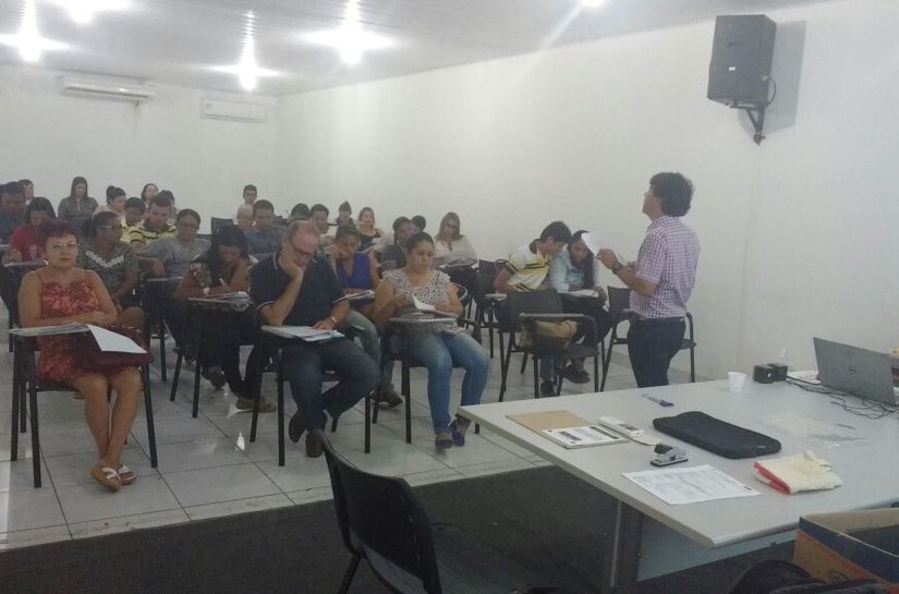 Palestra sobre Gestão Empresarial é ministrada no auditório da Adelisco