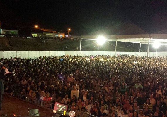 Padre Fábio de Melo emociona multidão em Feira Grande