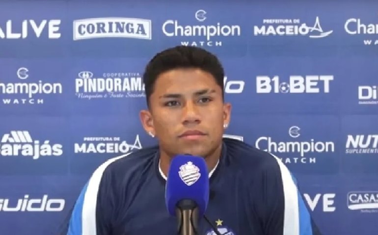 Guarani se aproxima do lateral-direito Lucas Marques, que deixou o CSA