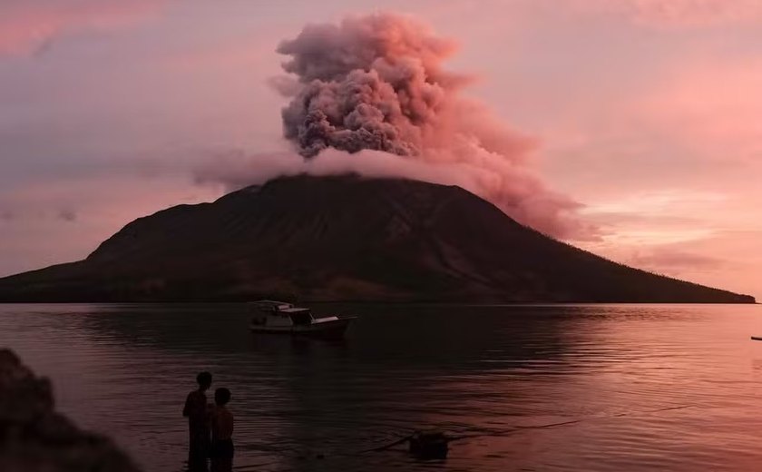 Nova erupção de vulcão na Indonésia obriga a fechamento de aeroporto