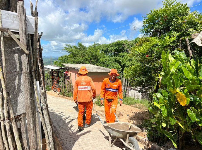 Prefeitura avança com pavimentação em intertravado no Alto do Cruzeiro e amplia melhorias em Palmeira dos Índios