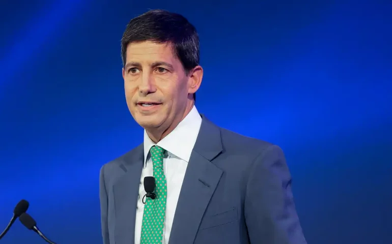 Comitê do Senado dos EUA aprova Warsh para presidência do Fed; votação segue para o Plenário