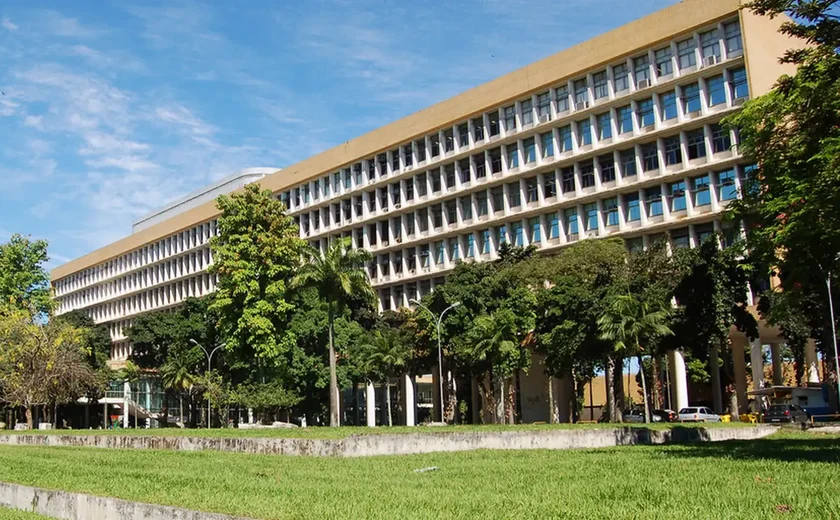 Reitor da UFRJ protesta contra corte de água e de energia no campus