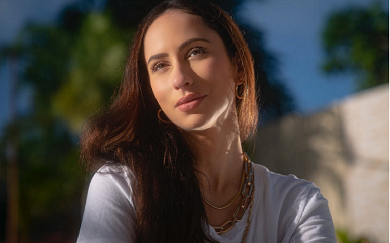 Gabi Lins divulga single “Piscina” em áudio e vídeo