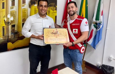 Presidente Galba Netto recebe Comenda Cruz de Distinção