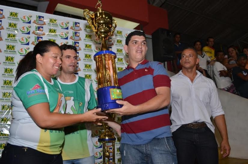 Vice-prefeito de São Miguel dos Campos entrega taça de campeão ao Estrela Vermelha
