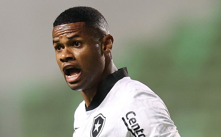 Botafogo bate lanterna América-MG com belos gols de Júnior Santos e abre 12 pontos de vantagem