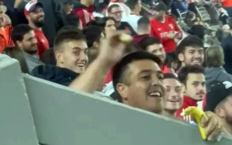 River Plate suspende sócio que atirou bananas na torcida do Fortaleza
