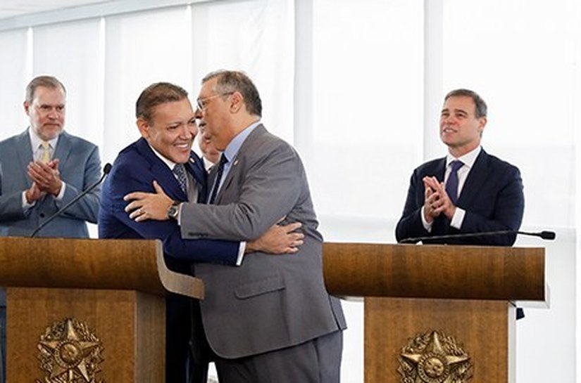 Flávio Dino toma posse como ministro substituto do TSE