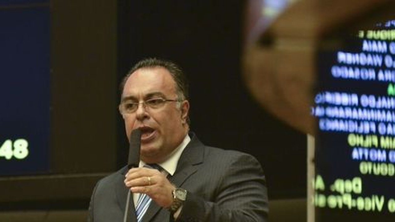 André Vargas renuncia à vice-presidência da Câmara