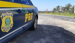 Criança é transportada sobre tanque de gasolina de motocicleta em Estância / Foto: Foto: PRF/ Divulgação