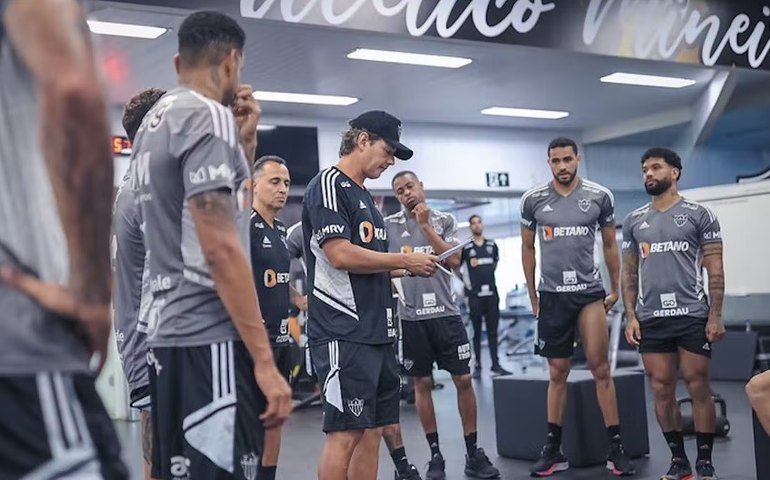 Cúpula do Atlético-MG reúne elenco, apóia Zaracho e cobra reação no Brasileiro