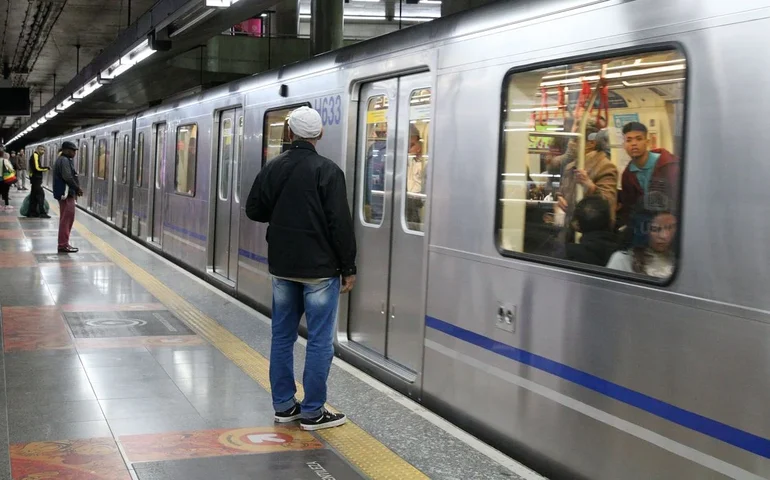 Funcionário do Metrô de São Paulo é demitido após recusar ajuda a vítima de assédio na Sé