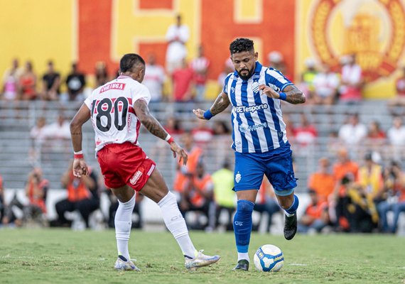 Em jogo de cinco gols, CSA vence o CRB e segue líder do Campeonato Alagoano