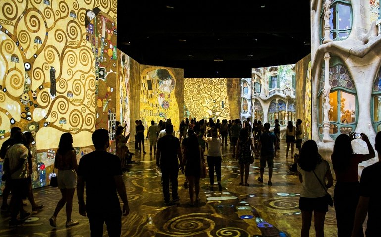 Exposição no Rio promove imersão nas pinturas de Klimt e na arquitetura de Gaudí