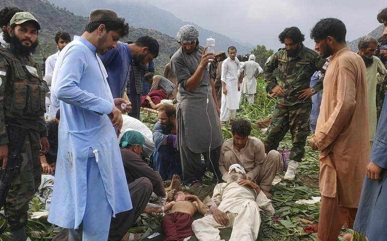 Terremoto no Afeganistão deixa mais de 800 mortos e milhares feridos