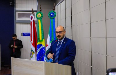 Câmara Municipal empossa Tácio Melo para exercer o mandato de vereador