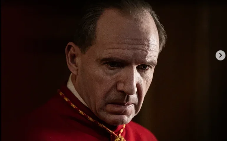 'Conclave' volta aos cinemas brasileiros após morte do papa Francisco