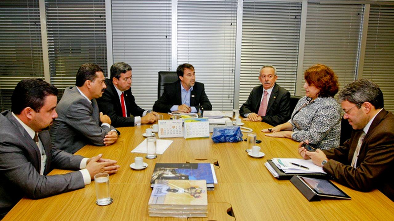 Prefeito Marlan Ferreira discute em Brasília retomada  das obras de construção de casas em Limoeiro
