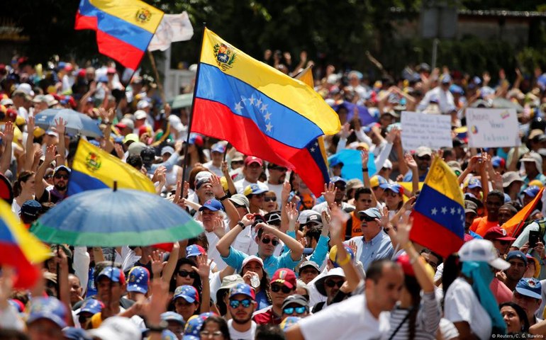 Venezuela: milhares de pessoas protestam em Caracas contra reeleição de Maduro