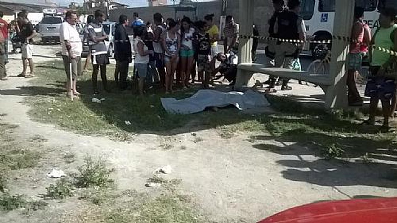 Jovem é morta a tiros em ponto de ônibus na capital