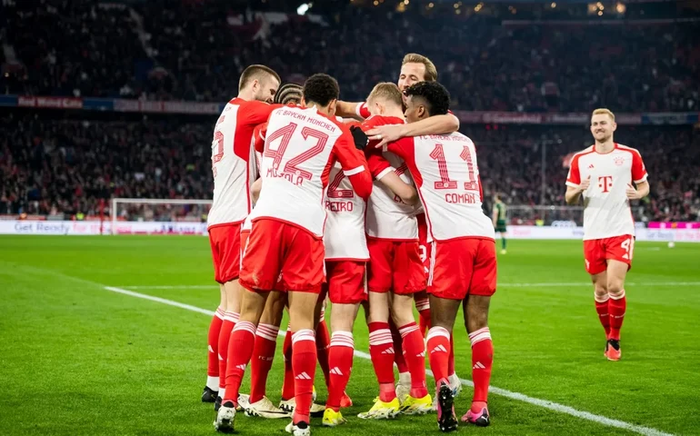 No dia de lembrança do Holocausto, Bayern vence e continua na briga pela liderança do Alemão