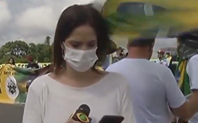 Manifestante bate com mastro de bandeira na cabeça de jornalista em Brasília