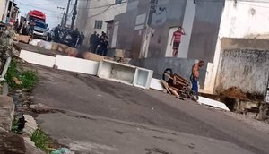 Homem com problemas psiquiátricos ateia fogo em pertences e bloqueia rua na Grande Aracaju / Foto: Foto: Reprodução/Redes Sociais