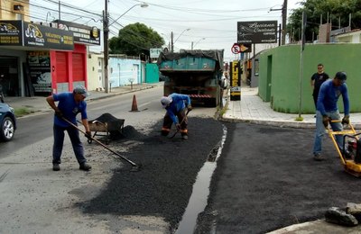 Bairro do Feitosa recebe serviços da operação tapa-buraco