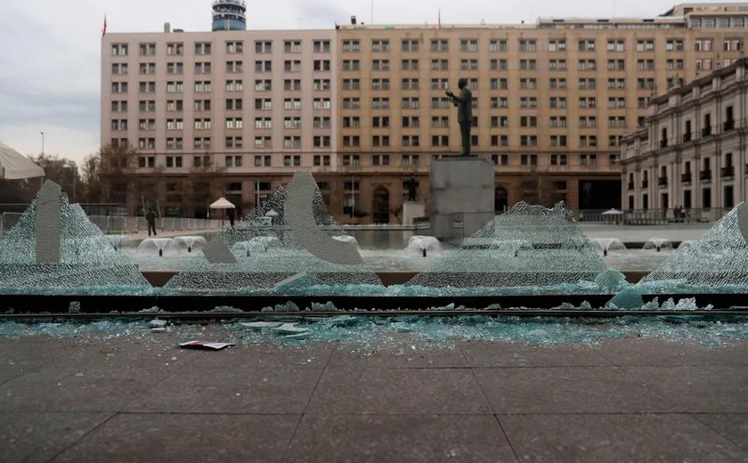 Palácio de La Moneda sofre ataque de vândalos durante marcha em memória dos 50 anos do golpe militar