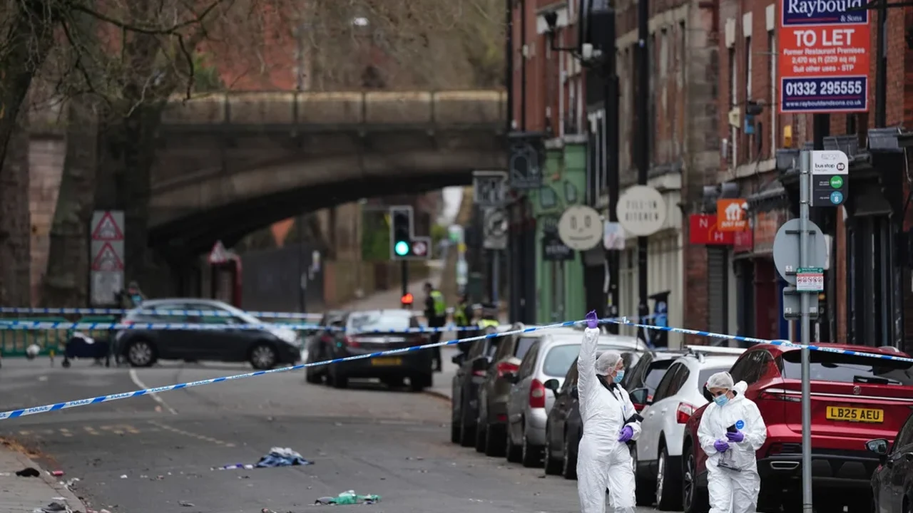 Polícia do Reino Unido prendeu um homem após um carro atropelar pedestres na cidade inglesa de Derby, ferindo 7 pessoas