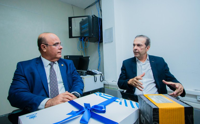 Governador interino destaca a importância da comunicação durante visita a Secom