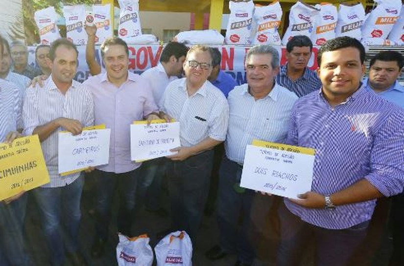 Sementes são entregues pelo Governo do Estado aos agricultores sertanejos