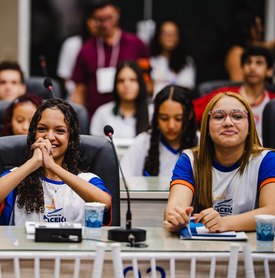 Estudante de escola municipal se destaca em projeto que aproxima jovens do legislativo