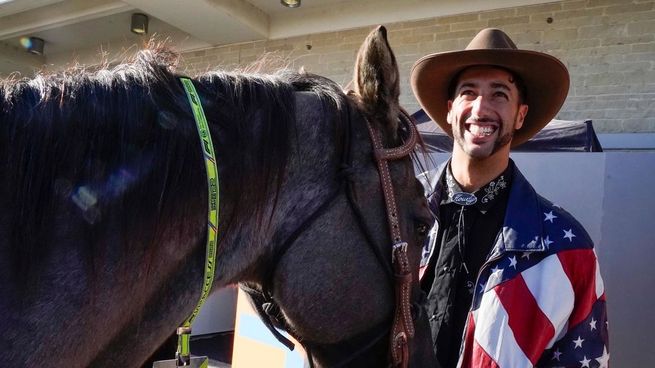 Ricciardo surpreende e chega montado em cavalo no paddock do GP dos EUA