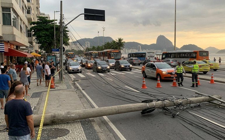 Queda de poste em Copacabana provoca desvios no trânsito
