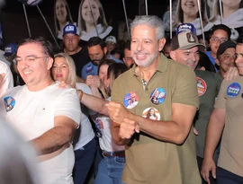 Junqueiro abraça Arthur Lira em grande caminhada: “Depois de Benedito de Lira, esta terra voltará a ter um senador”