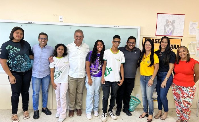 Alunos premiados são parabenizados pelo prefeito George Clemente