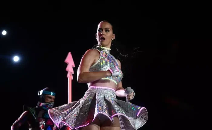 Katy Perry irá ao espaço em voo com tripulação exclusivamente feminina.