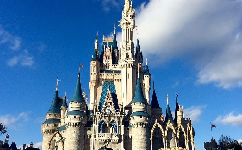 Walt Disney supera previsão de lucro, mas receita decepciona