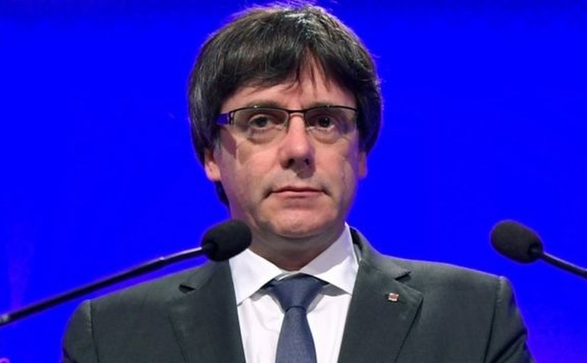 Carles Puigdemont exige anistia a independentistas catalães para apoiar formação de governo na Espanha