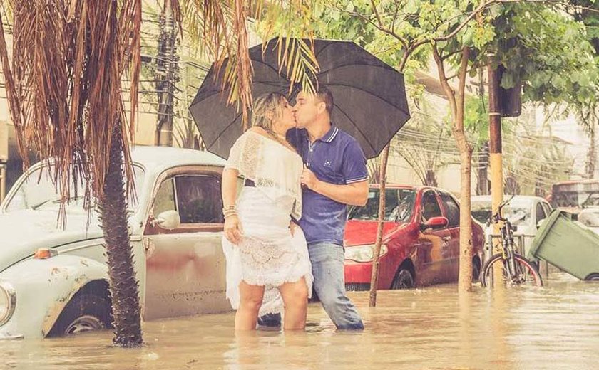 Casal faz ensaio fotográfico em alagamento de Niterói